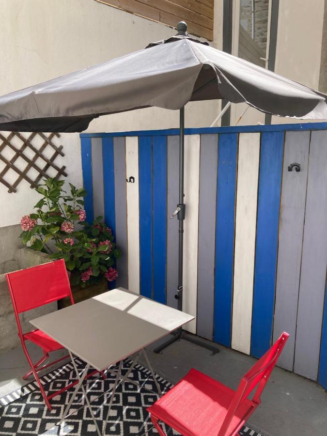 Appartement Haute Ville Meuble Avec Cour Privative Granville Bagian luar foto