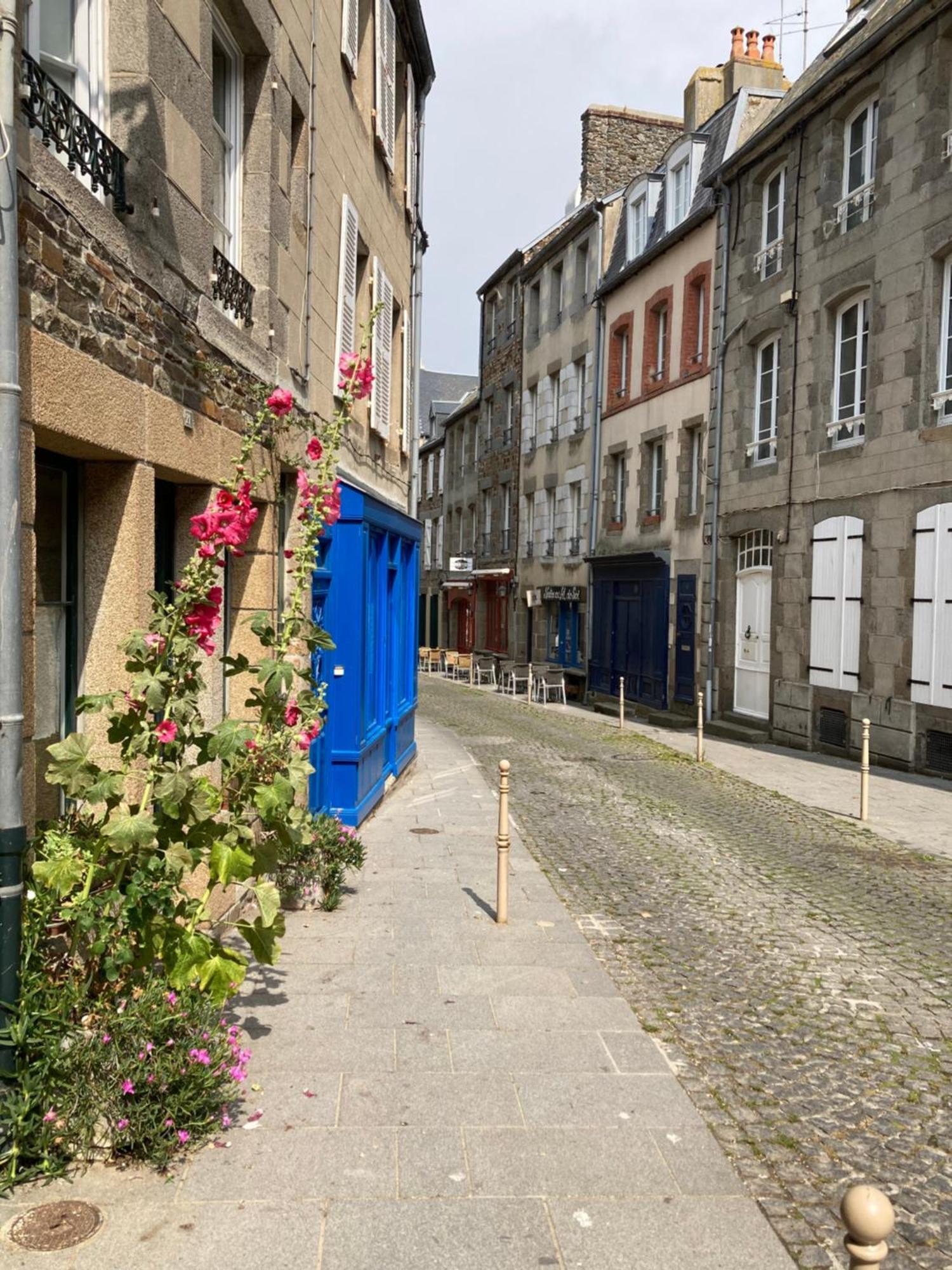 Appartement Haute Ville Meuble Avec Cour Privative Granville Bagian luar foto